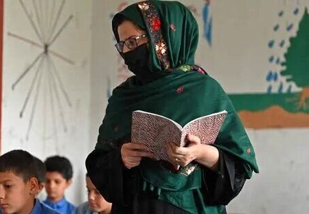 درخواست طالبان از زنان شاغل: یک مرد به جای خود معرفی کنید!