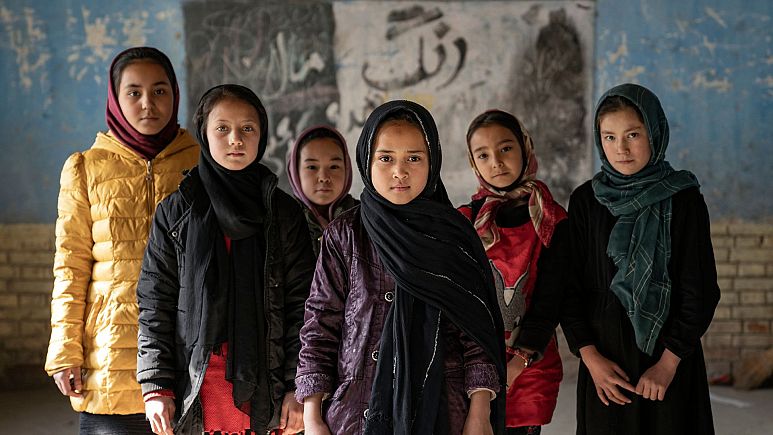 زنان افغان در اعتراض به ممنوعیت تحصیلات دانشگاهی «خون می‌گریند»