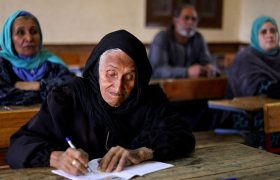 مادربزرگ ۸۷ ساله مصری خواندن و نوشتن می‌آموزد