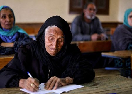 مادربزرگ ۸۷ ساله مصری خواندن و نوشتن می‌آموزد