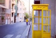 زن گردشگر خارجی، ۵۰ سال قبل مقابل باجه تلفن در تهران
