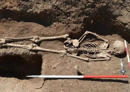 دفن عجیب یک دختر در گور؛ «مچ پاهایش را بسته و دمر دفن کرده بودند»/ عکس