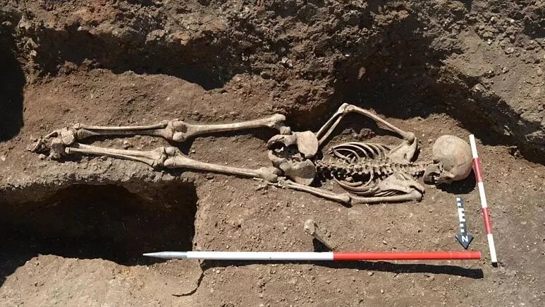 دفن عجیب یک دختر در گور؛ «مچ پاهایش را بسته و دمر دفن کرده بودند»/ عکس
