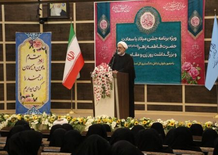 بانوان محور تمام رویدادهای انقلاب اسلامی هستند