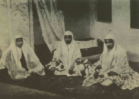 ابروهای زنان دوران قاجار به شکل کلاغی در حال پرواز بود/ در ماه دو روز وسمه‌کشان برگزار می‌شد