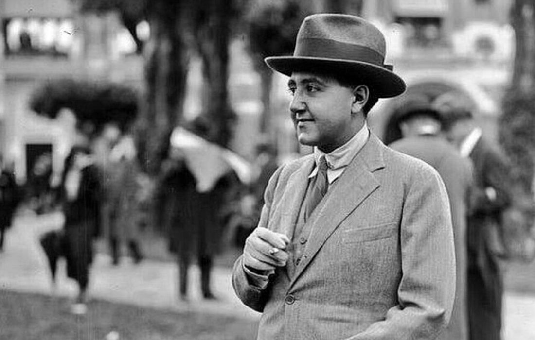 احمدشاه وسواسی و به‌شدت صرفه‌جود و مقتصد بود