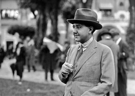 احمدشاه وسواسی و به‌شدت صرفه‌جود و مقتصد بود