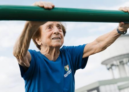 راز جوانیِ عضلات در سالمندی/ چگونه یک زن ۹۲ ساله رکورد جهانی دو را شکست؟/ بررسی عملکرد بدنی خارق‌العاده این زن دونده