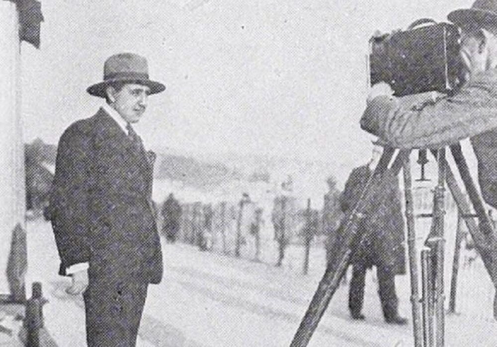 همسر احمدشاه به پنجره روزنامه چسبانده بود که چشمش به مجسمه رضاشاه نیفتد