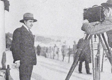 همسر احمدشاه به پنجره روزنامه چسبانده بود که چشمش به مجسمه رضاشاه نیفتد