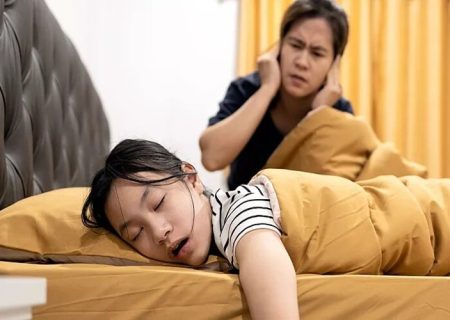 آیا زنان واقعاً کمتر از مردان خروپف می‌کنند؟