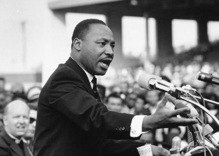 تحریم ۳۸۱ روزه سوار شدن اتوبوس در جنبش ضد تعبیض نژادی /  یک میلیون کیلومتر سفر برای انجام ۲۰۰ سخنرانی / دیدار با گاندی و خلع سلاح محافظان