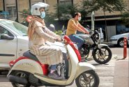 ببینید | ویدیوی پربیننده از مادر موتورسوار به همراه فرزندش با کلاه ایمنی