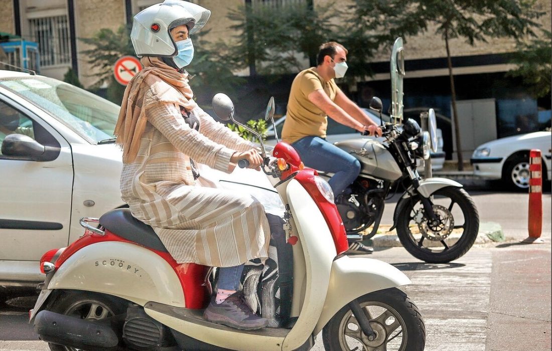 ببینید | ویدیوی پربیننده از مادر موتورسوار به همراه فرزندش با کلاه ایمنی