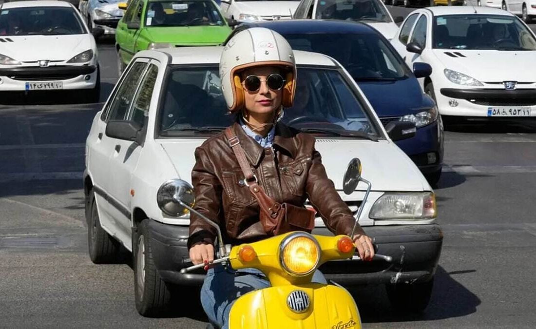 گزارش رسانه آمریکایی از موتورسواری زنان در ایران/ «یک افسر پلیس راهنمایی و رانندگی باعث شد احساس دلگرمی و امنیت بیشتری کنم»/ عکس