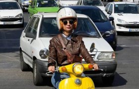 گزارش رسانه آمریکایی از موتورسواری زنان در ایران/ «یک افسر پلیس راهنمایی و رانندگی باعث شد احساس دلگرمی و امنیت بیشتری کنم»/ عکس